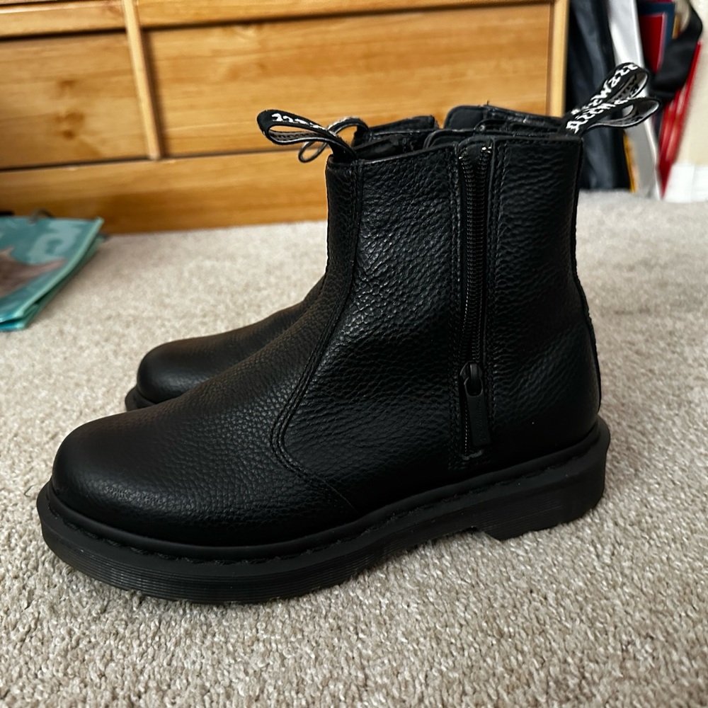 Dr Martens 2976 Chelsea boot with zippers